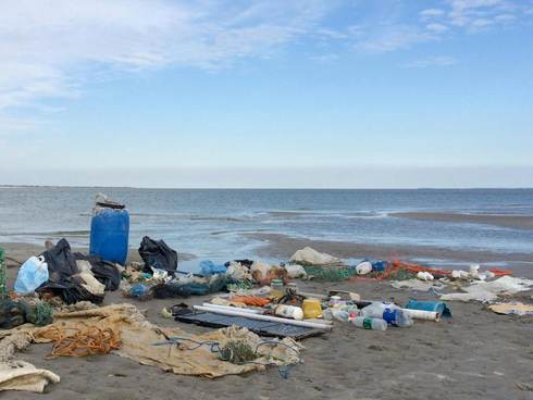 Veel plastics aanwezig in verzameld afval op een wadplaat. Foto: Nienke Dijkstra Stichting Doe eens Wad