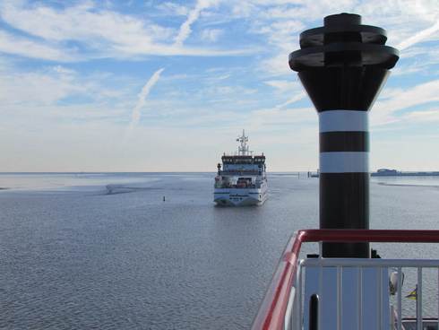 Een volle veerboot op weg naar Ameland