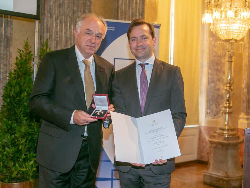 [Translate to english:] Pavel Kabat ontvangt het erekruis uit handen van Jakob Calice, Secretary General of the Federal Ministry of Education, Science and Research in Oostenrijk. Foto: IIASA