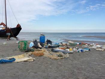 Plastic verzameld op wadplaat. Foto: Nienke Dijkstra.