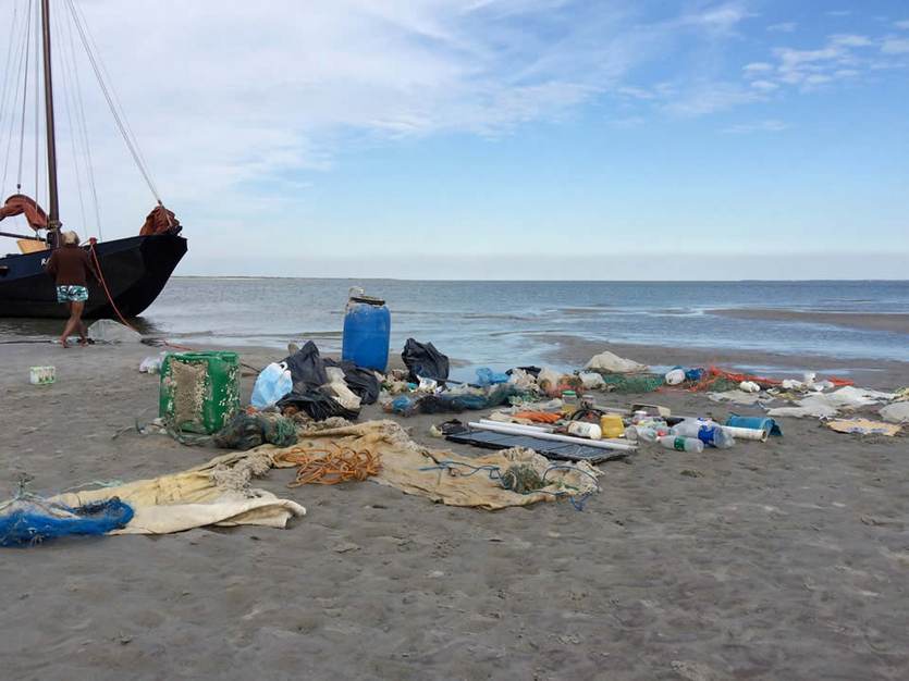 Plastic verzameld op wadplaat. Foto: Nienke Dijkstra.