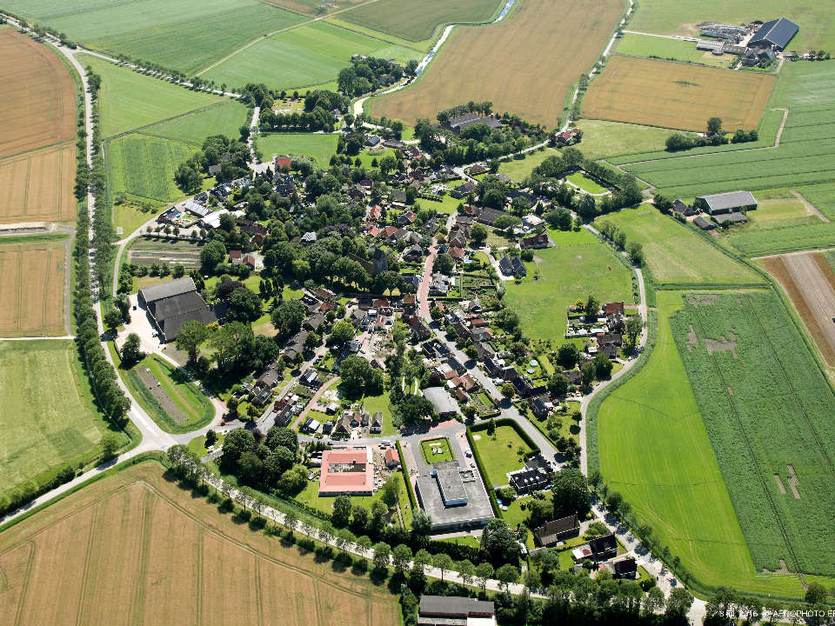 Luchtfoto van Godlinze. Foot: Aerophoto Eelde