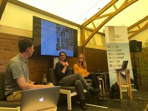 Discussie met theatermakerJudith Hofland die een installatie bouwde van de plastic ervaring over de containerramp van januari 2019 Discussie met theatermakerJudith Hofland die een installatie bouwde van de plastic ervaring over de containerramp van januari 2019