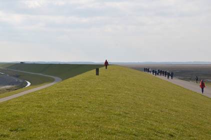 Op de dijk liepen de twee groepen elkaar tegemoet