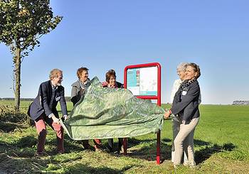 Eric Neef (ANWB Noord), Jacqueline de Milliano (Landschapsbeheer Groningen, Mireille Dosker (Landschap Noord-Holland, Regina ter Steege (Landschapsbeheer Friesland en Anja van Kooten-Niekerk (Wandelnet) onthulden gezamenlijk het nieuwe informatiepaneel van Waddenwandelen. Foto: Gerard van Looijengoed/LBFriesland
