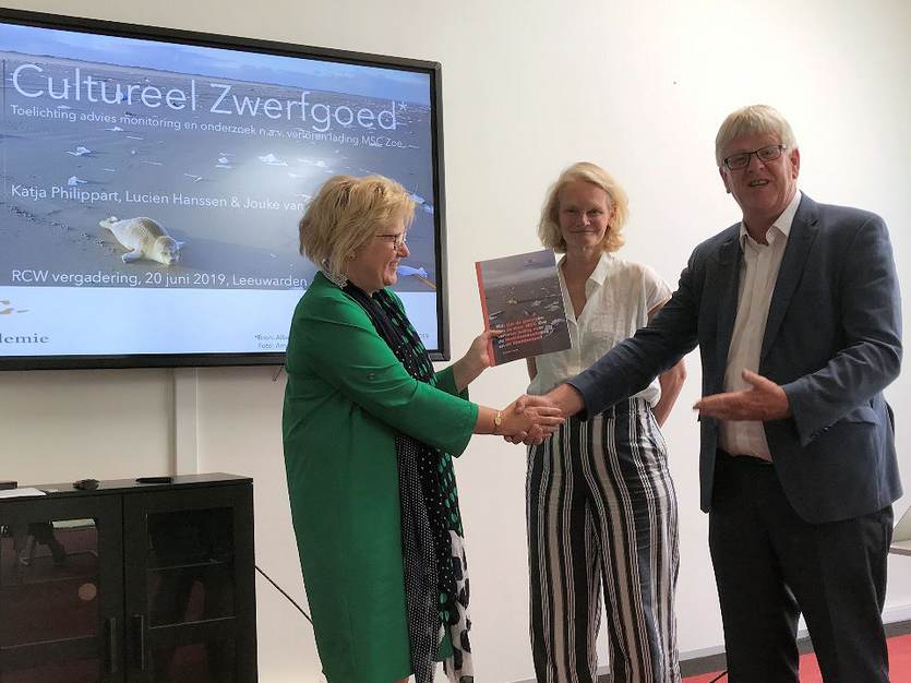 Jouke van Dijk, directeur Waddenacademie en Katja Philippart, portefeuillehouder Ecologie overhandigen het adviesrapport aan Erica Slump, hoofdingenieur-directeur (HID) van Rijkswaterstaat Noord-Nederland