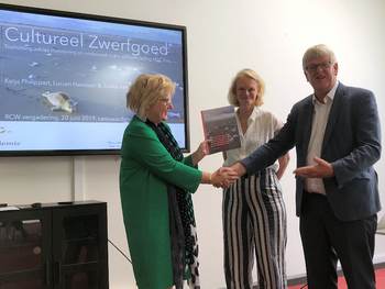 Jouke van Dijk, directeur Waddenacademie en Katja Philippart, portefeuillehouder Ecologie overhandigen het adviesrapport aan Erica Slump, hoofdingenieur-directeur (HID) van Rijkswaterstaat Noord-Nederland