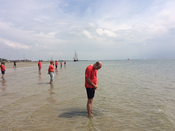 Publieksparticipatie op het strand West Noordsvaarder voor project van Sarah Cameron Sunde