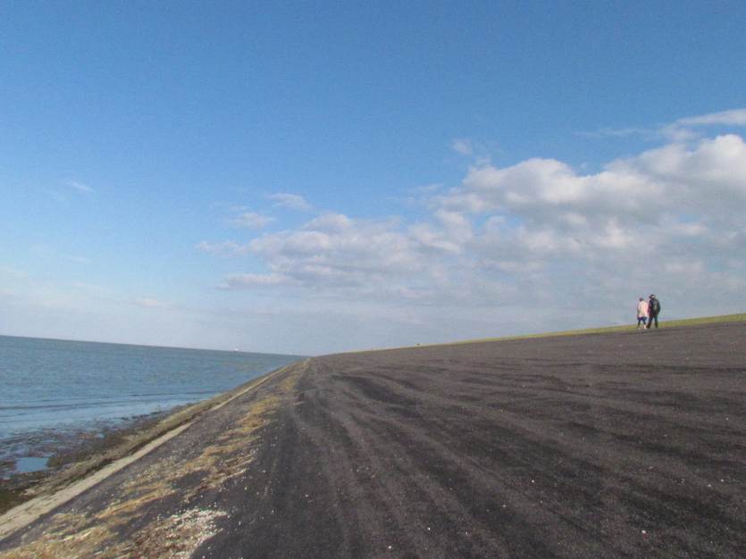Wandelaars op de dijk bij Noordpolderzijl