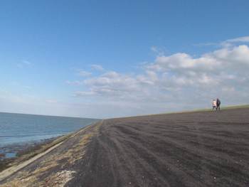 Wandelaars op de dijk bij Noordpolderzijl