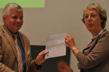 Overhandiging Dossier de Wadden door Margreeth de Boer