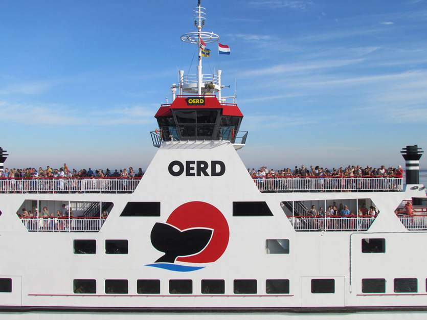 Een volle veerboot naar Ameland. Foto: TS