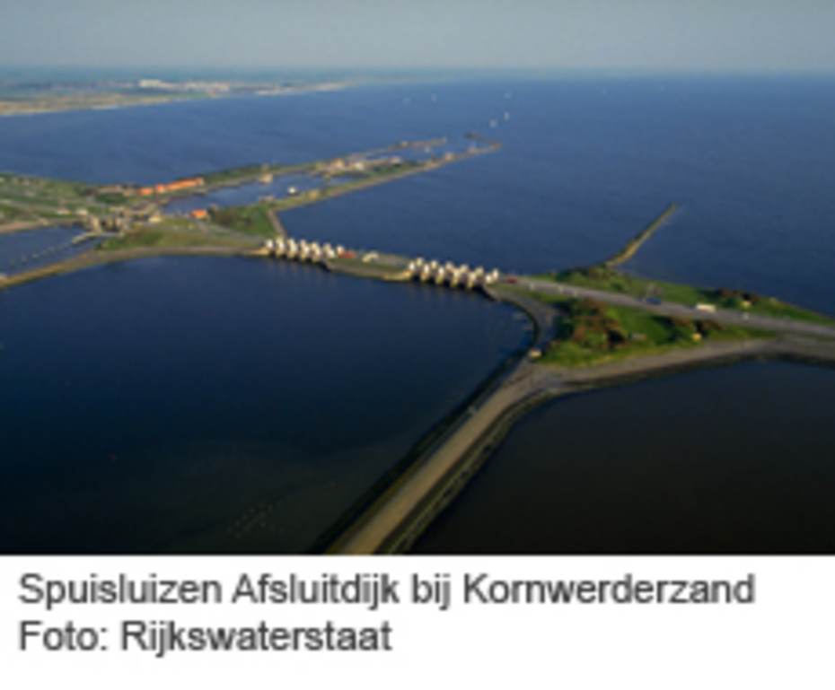 Spuisluizen Afsluitdijk bij Kornwerderzand. Foto: Rijkswaterstaat.