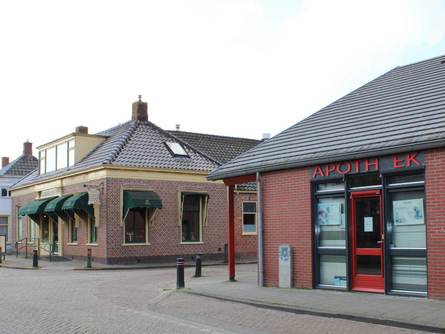 Straatbeeld met voorzieningen in een dorp in Noord-Groningen