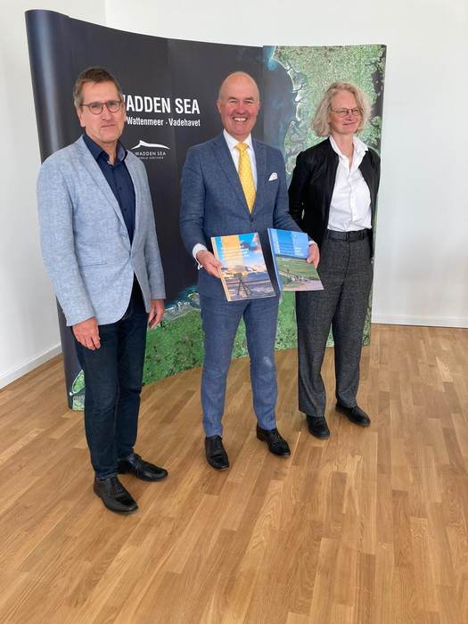 Arno Brok, chairman of the Wadden Region Council (OBW), received both studies from Harald Marencic and Katja Philippart.  