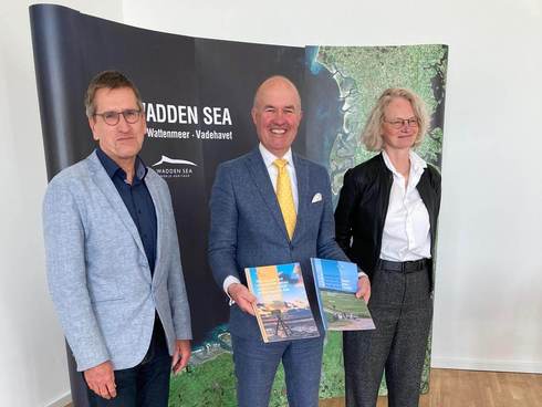Arno Brok, chairman of the Wadden Region Council (OBW), received both studies from Harald Marencic and Katja Philippart.  