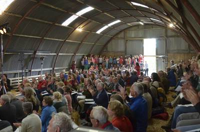 Kinderen zingen mee in de Romneyloods bij de afsluiting van de dag. FOTO: Zwanette Jager
