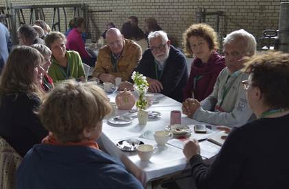 Aan de tafels vooral in gesprek met elkaar
