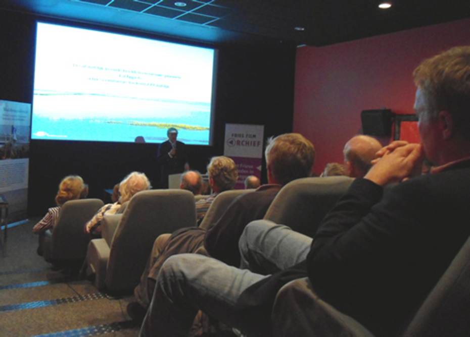 Publiek in de zaal bij de lezing van Ed Nijpels