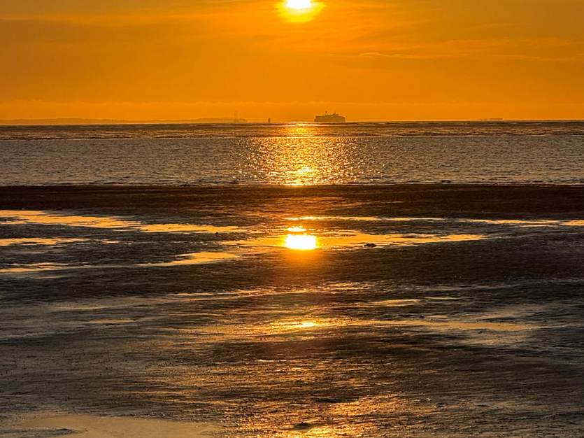 Ondergaande zon boven de Waddenzee