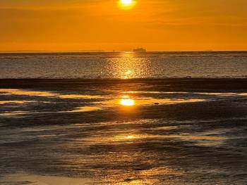 Ondergaande zon boven de Waddenzee