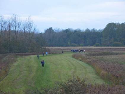 De deelnemers op weg naar het ontbijt