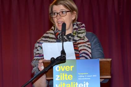 Annelies van der Goot, hoofdredacteur Tijdschrift Noorderbreedte las het gedicht van Albertine Soepboer voor