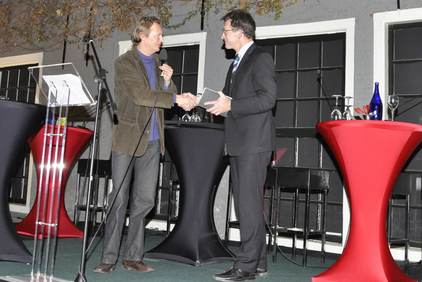 overdracht van het project Waddenarchieven van de Waddenacademie naar Tresoar door Syds Wiersma aan de directeur van Tresoar Bert Looper