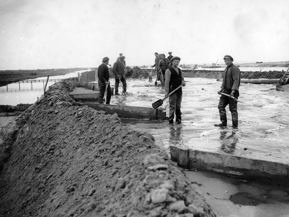 Aanleg van de Afsluitdijk in 1932. Bron: https://beeldbank.rws.nl, Rijkswaterstaat / Verbost 