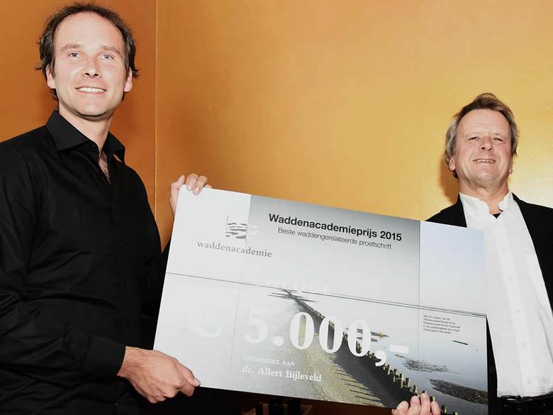 Allert Bijleveld ontvangt de cheque voor de Waddenacademieprijs 2015 uit handen van juryvoorzitter Hessel Speelman