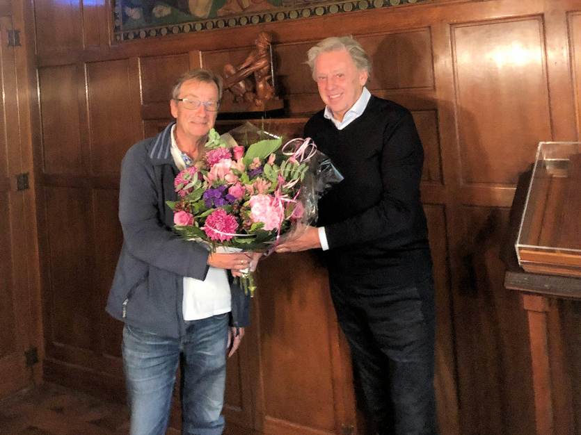 Ed Nijpels (voorzitter Raad van Toezicht van de Waddenacademie) overhandigt bloemen aan Meindert Schroor