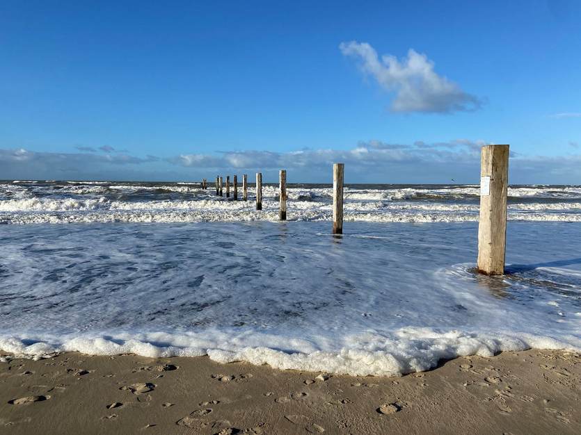 Noordzeestrand met zand en golven