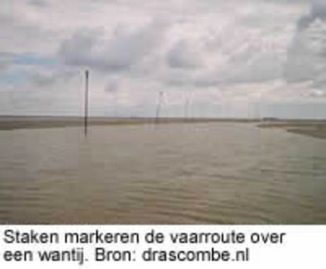 Staken markeren de vaarroute over een wantij. Bron: drascombe.nl