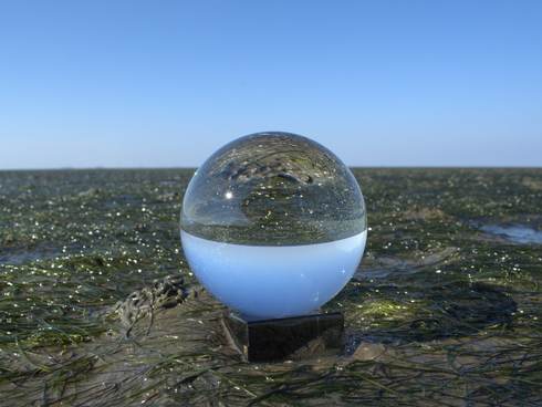 Glazen bol spiegelt het wad. Foto: pixabay