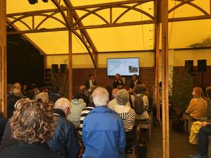 Zeer geïnteresseerd publiek tijdens het Oerolcollege Zeer geïnteresseerd publiek tijdens het Oerolcollege