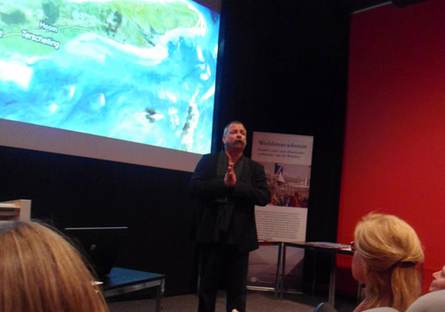Joop Mulder tijdens zijn WadBlik presentatie. Foto: Filminfriesland.