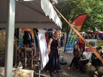 Katja Philippart tijdens de lezing op de uitmarktin Leeuwarden.
