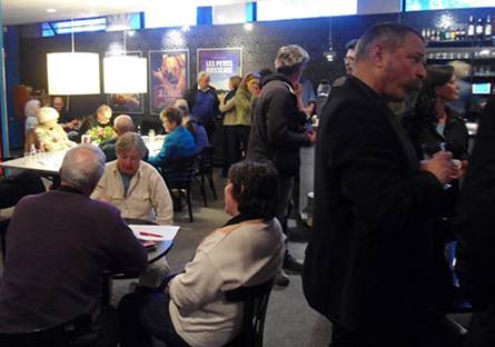 Publiek in de foyer tijdens de laatste WadBlikavond van dit seizoen. Foto: Filminfriesland.