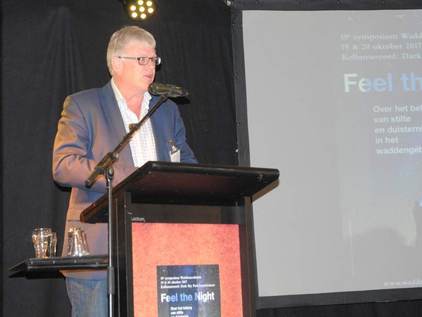 Jouke  van  Dijk,  directeur  Waddenacademie opent het Symposium ook namens de mede-organisatoren: Programma naar een Rijke Waddenzee, Stichting Feel the Night, Night Light Europe