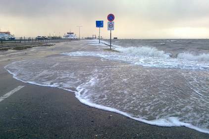 De storm veroorzaakte hoog water bij de pier op Ameland