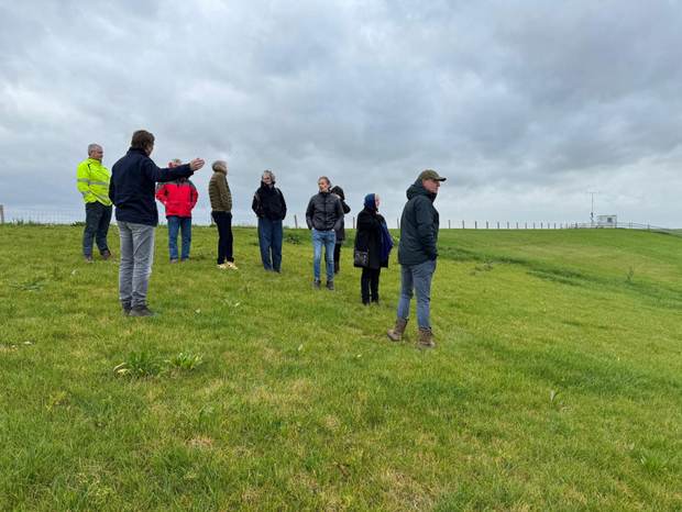 Het bestuur van de Waddenacademie op bezoek bij de Brede Groene Dijk