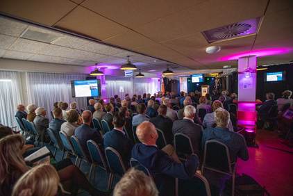 Een volle zaal in de Willem Lodewijk van Nassaukazerne. Foto: Lucas Kemper