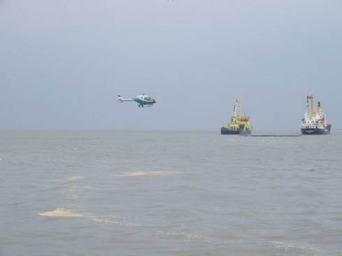 Oliebestrijding vanuit de lucht en vanaf het water (RWS Waterdistrict Waddenzee.)