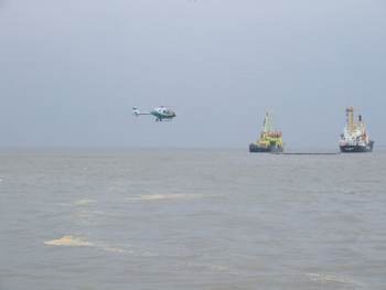 Oliebestrijding vanuit de lucht en vanaf het water (RWS Waterdistrict Waddenzee.)
