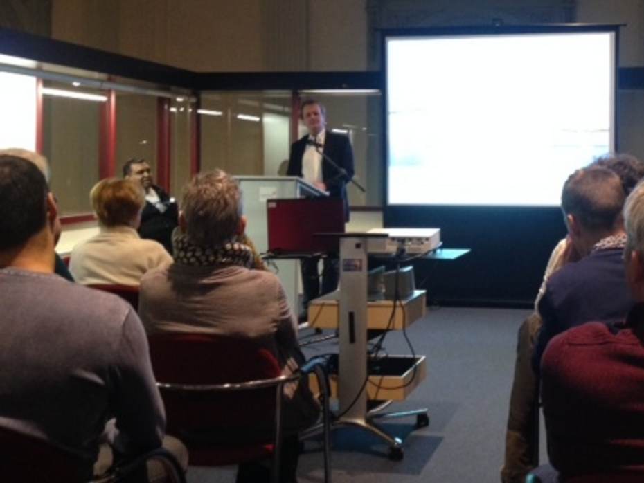 Hessel Speelman tijdens de lezing