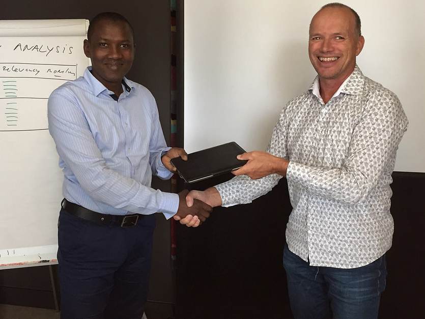 Eddy Wymenga overhandigt de Ipads aan Abdouramane GADO DJIBO uit Mali