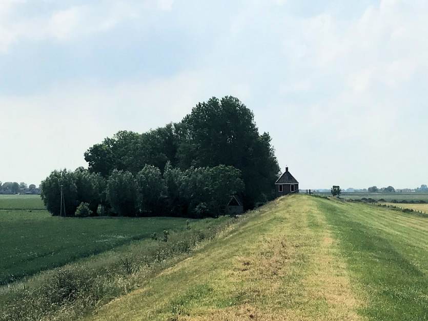 Cultuurhistorische elementen in het waddenlandschap: contributiehuisje van Kollumerland uit 1828 op de oude Lauwerszeedijk. Foto: Meindert Schroor