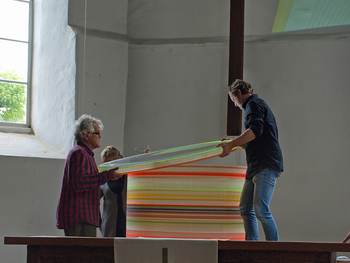 De tijdtafel van Nieuw Atlantis wordt geïnstalleerd in de kerk in Pingjum. Foto: Stefan Belderbos.