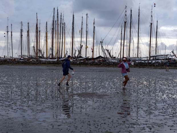 Studenten op het drooggevallen wad. Foto: Waddenlab
