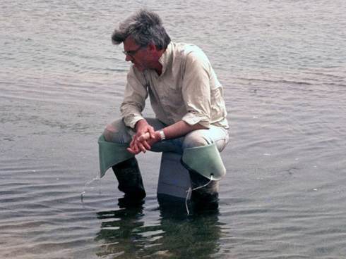 Wim Wolff bestudeert hoe bodemdieren een wadplaat opzwemmen tijdens opkomend water.